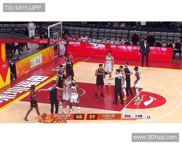 小乔丹接球转身挥肘打到乌布雷，裁判吹罚防守犯规